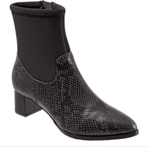 Trotters Black Textured Ankle Booties